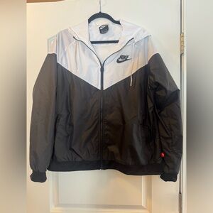 LIKE NEW NIKE BACK & WHITE WIND BREAKER HOODED JACKET SIZE XL